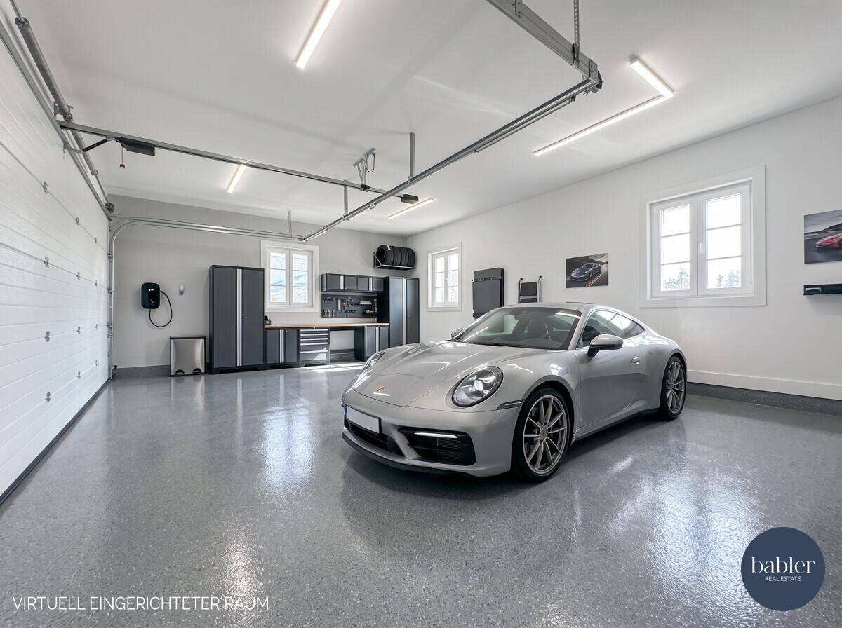 Geräumige, virtuell eingerichtete Garage mit glänzendem Boden, Werkbänken und einem Sportwagen.