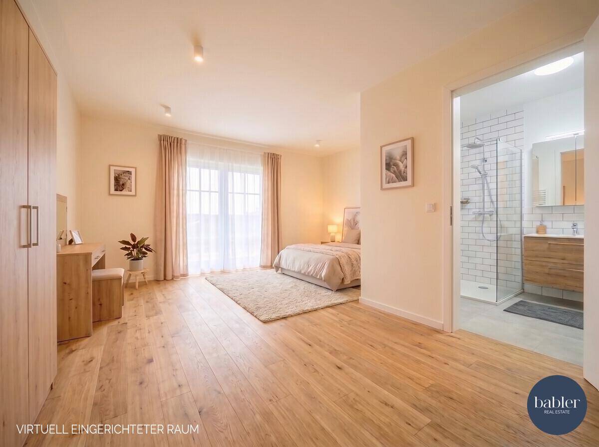 Geräumiges, virtuell eingerichtetes Schlafzimmer mit Holzboden und Zugang zu einem modernen Bad.