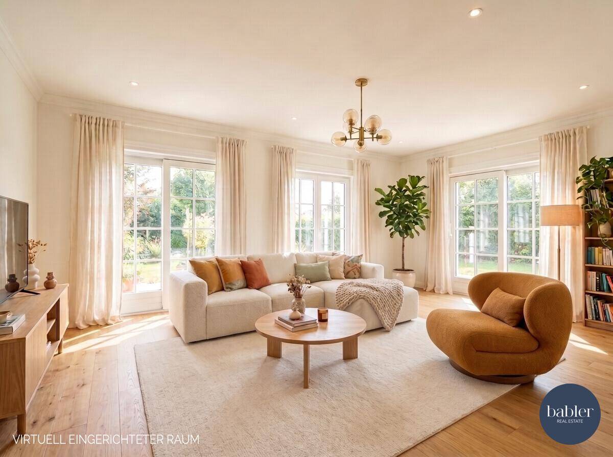 Helles, virtuell eingerichtetes Wohnzimmer mit Holzboden, großen Fenstern und modernem Design.