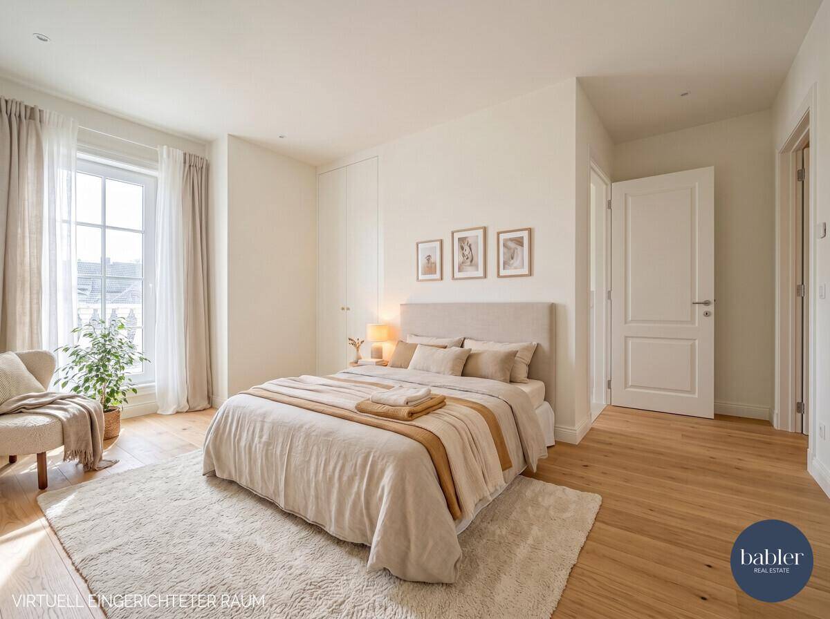 Ruhiges, virtuell eingerichtetes Schlafzimmer mit Holzboden, großem Fenster und neutralen Farben.
