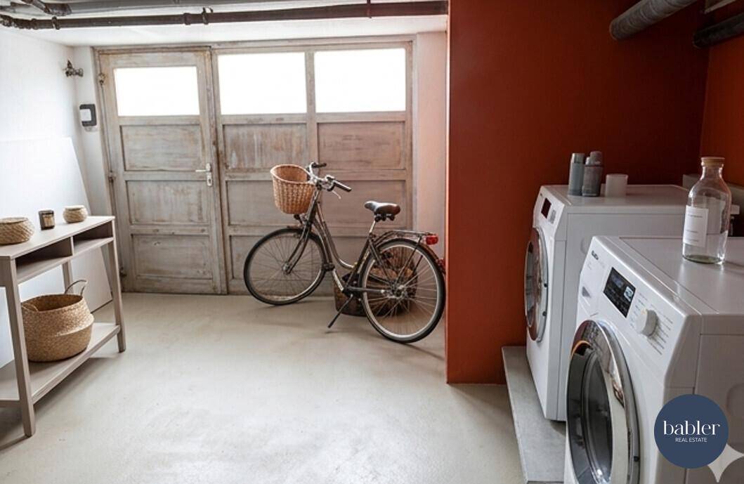 Hauswirtschaftsraum im Keller mit Waschmaschinen und Platz für Fahrräder.