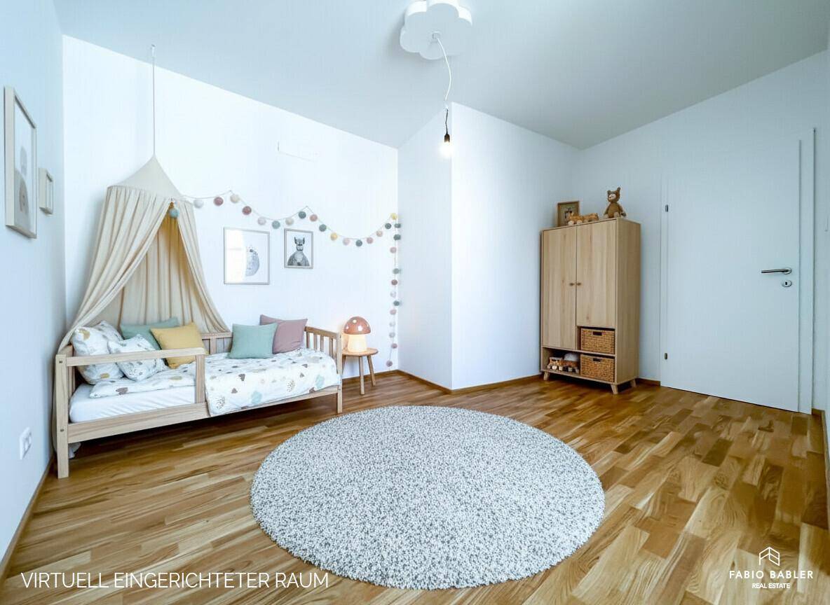 Liebevoll eingerichtetes Kinderzimmer mit Holzboden, hellem Bett und verspielter Dekoration.