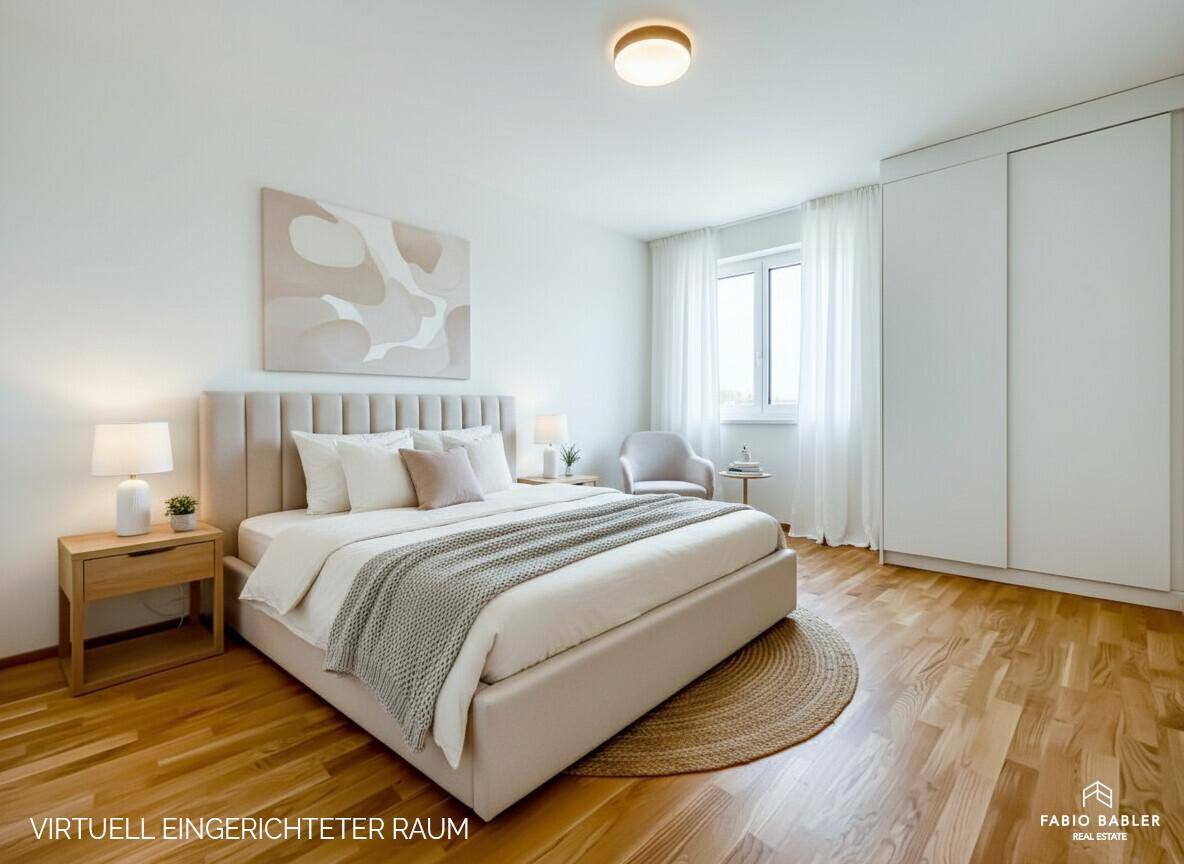 Geräumiges Schlafzimmer mit hellem Holzboden, großem Bett und integriertem Kleiderschrank.