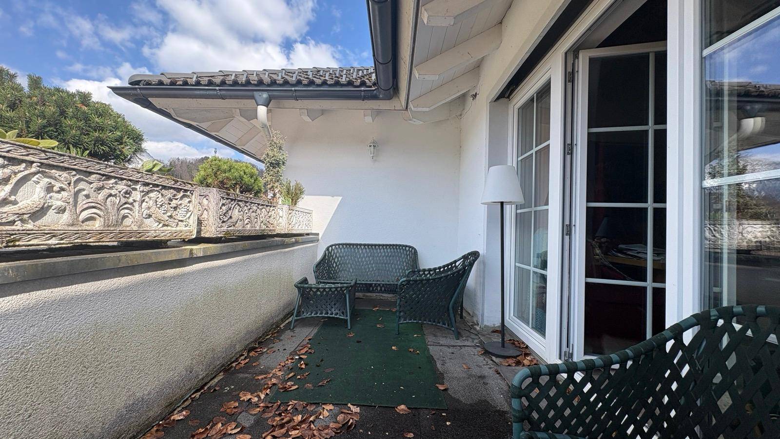 Gemütlicher Balkon mit Sitzgelegenheiten und Blick auf die Umgebung.