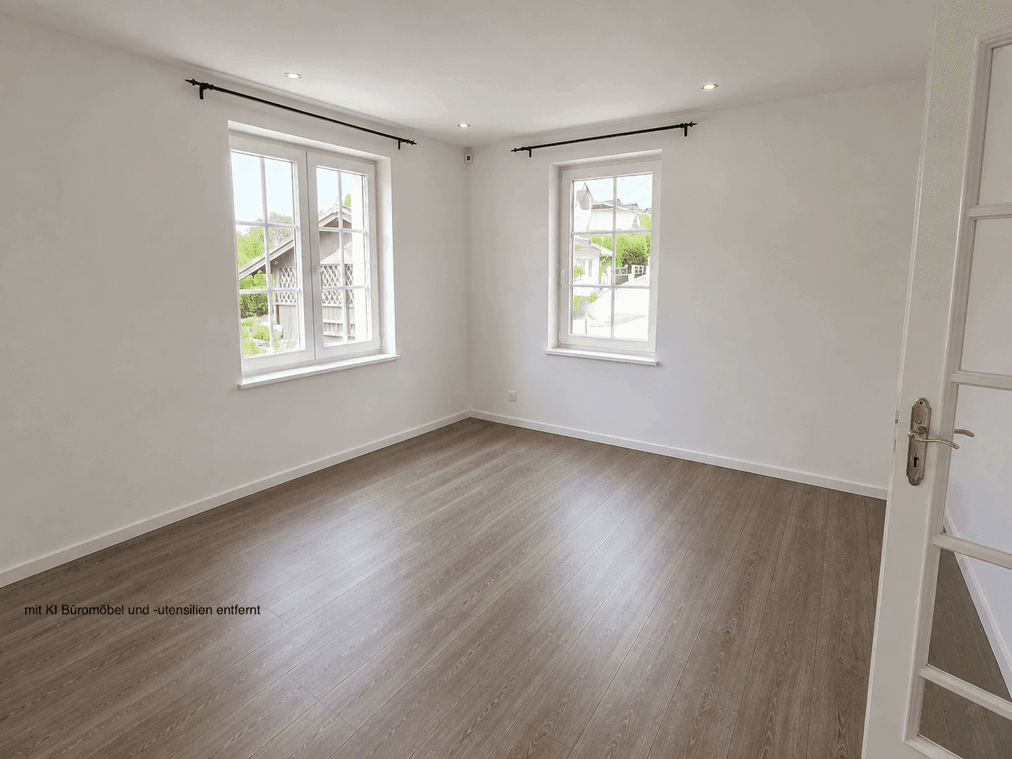 Heller Raum mit zwei Fenstern, Laminatboden und weißen Wänden, ideal als Büro oder Schlafzimmer.