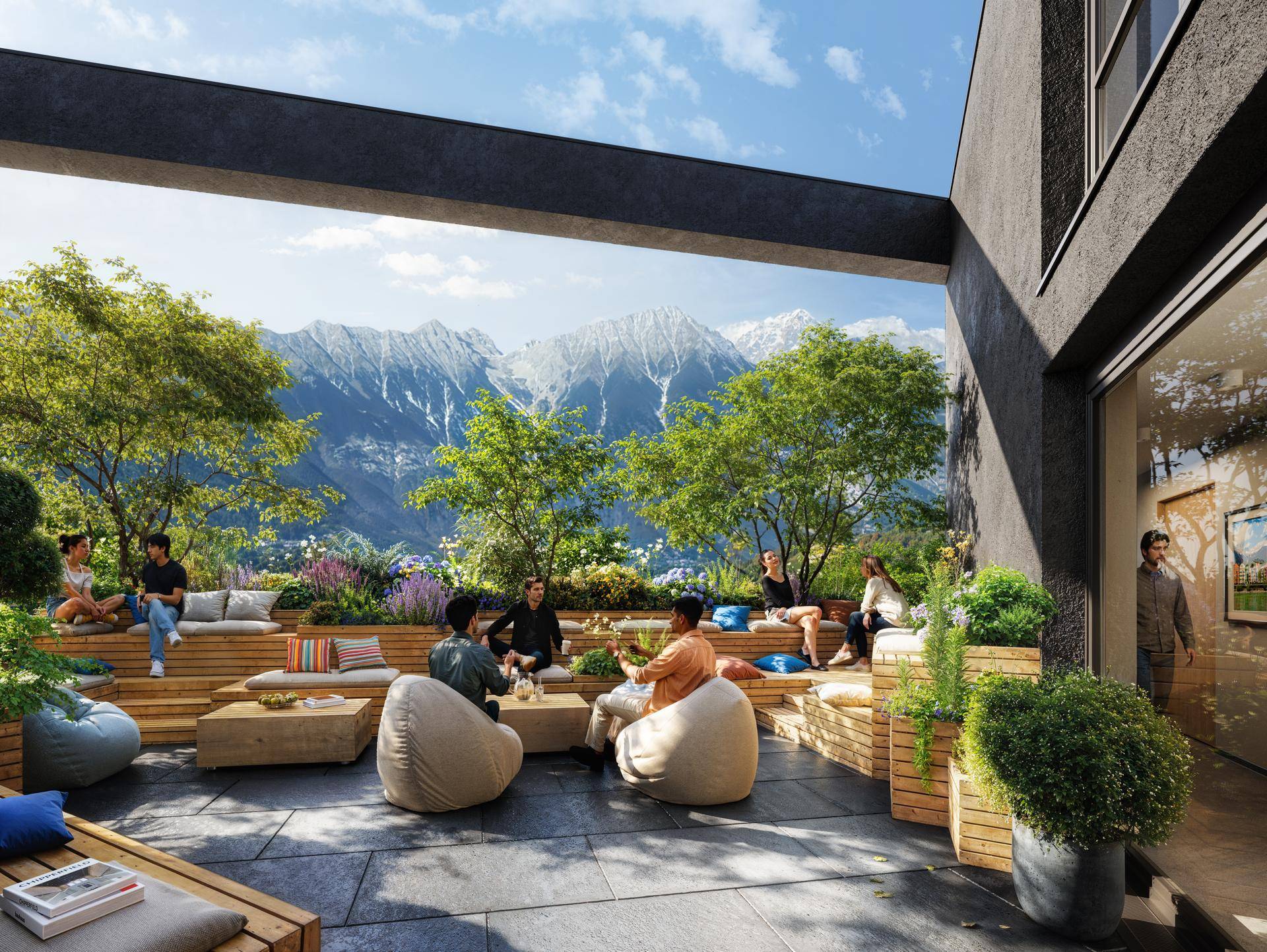 Große Dachterrasse mit bequemen Sitzgelegenheiten, Pflanzen und beeindruckendem Bergblick.