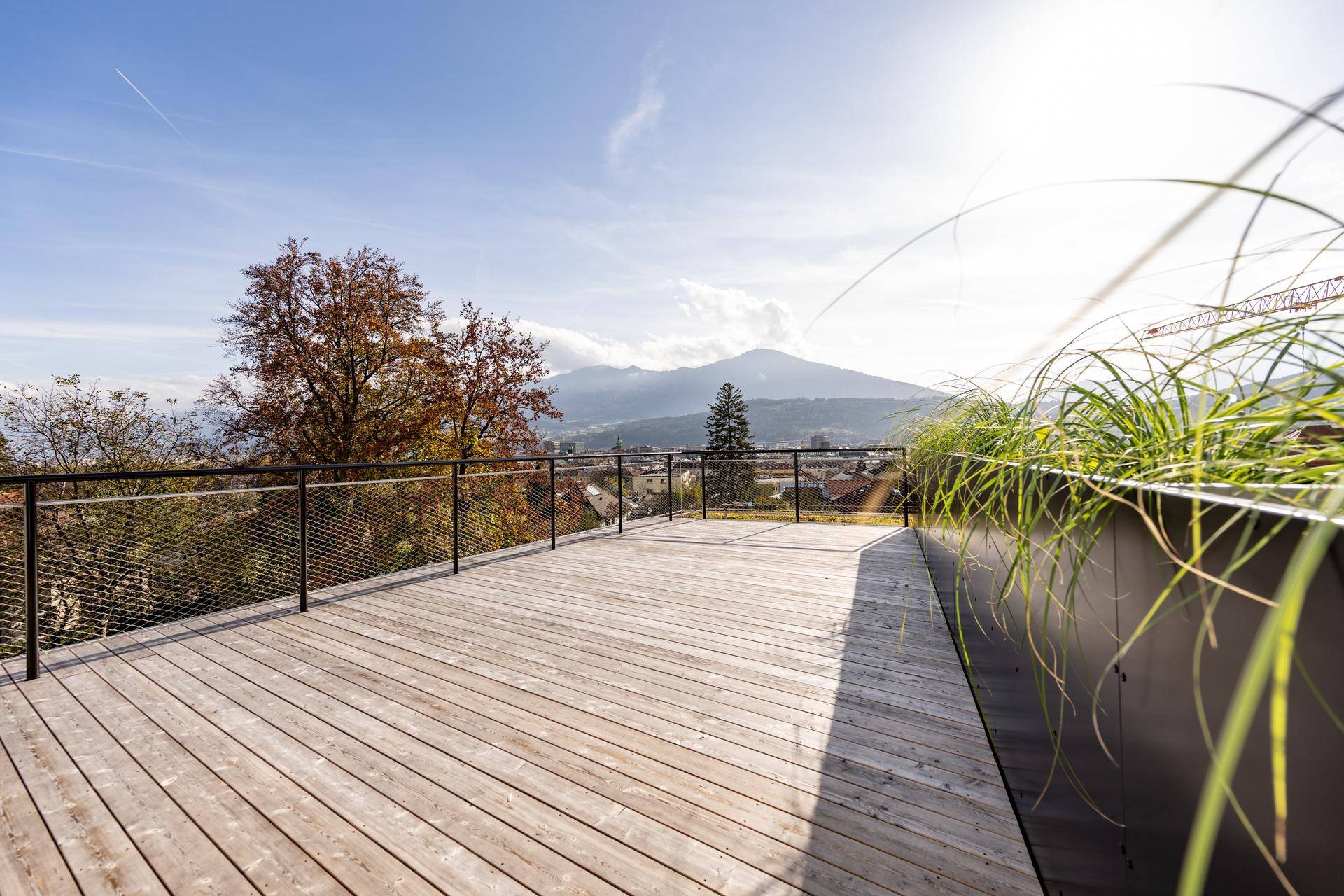 Geräumige Holzterrasse mit Panoramablick auf die Berge und die umliegende Landschaft.