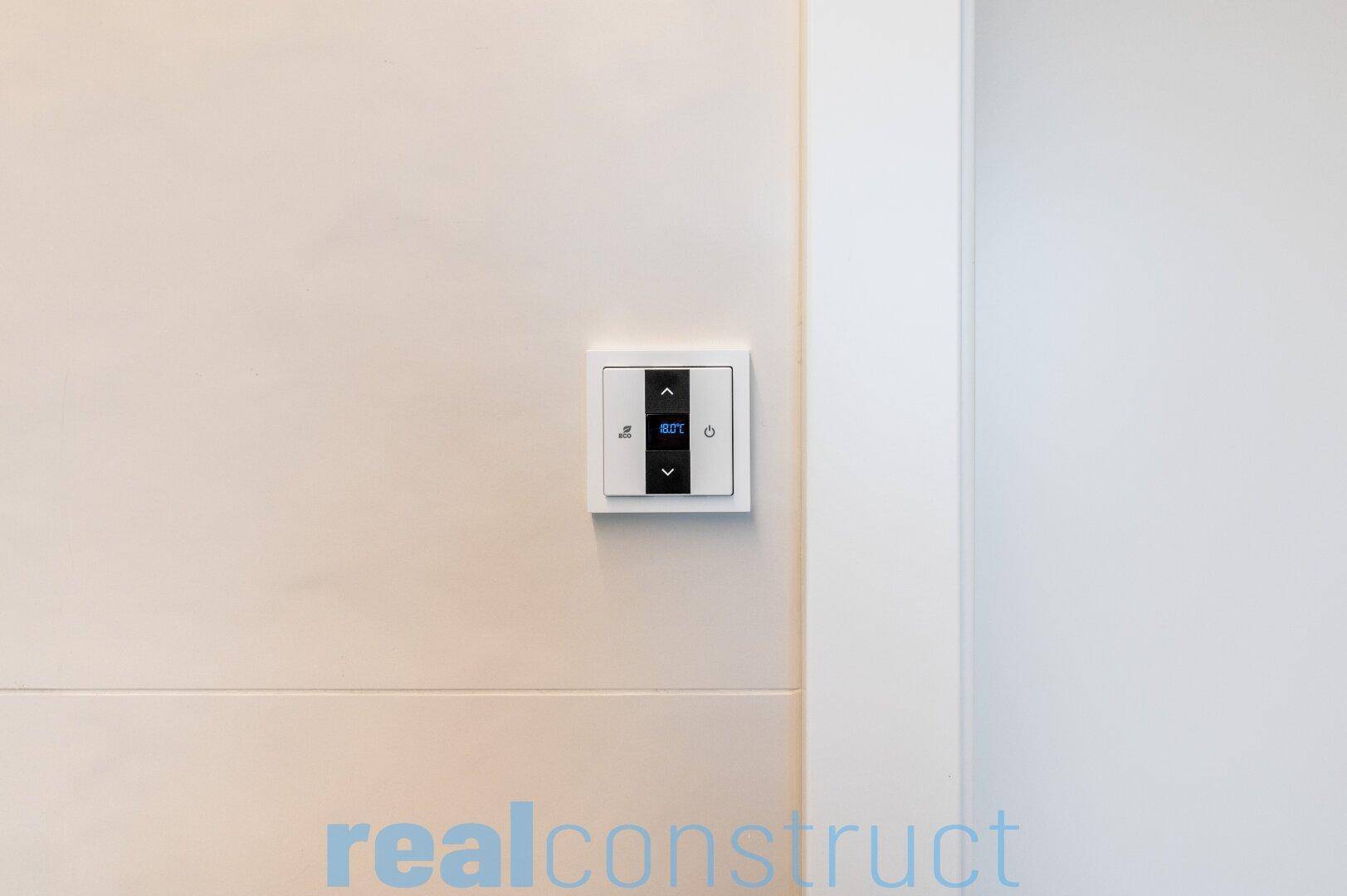 Nahaufnahme eines modernen Thermostats zur Raumtemperaturregelung.