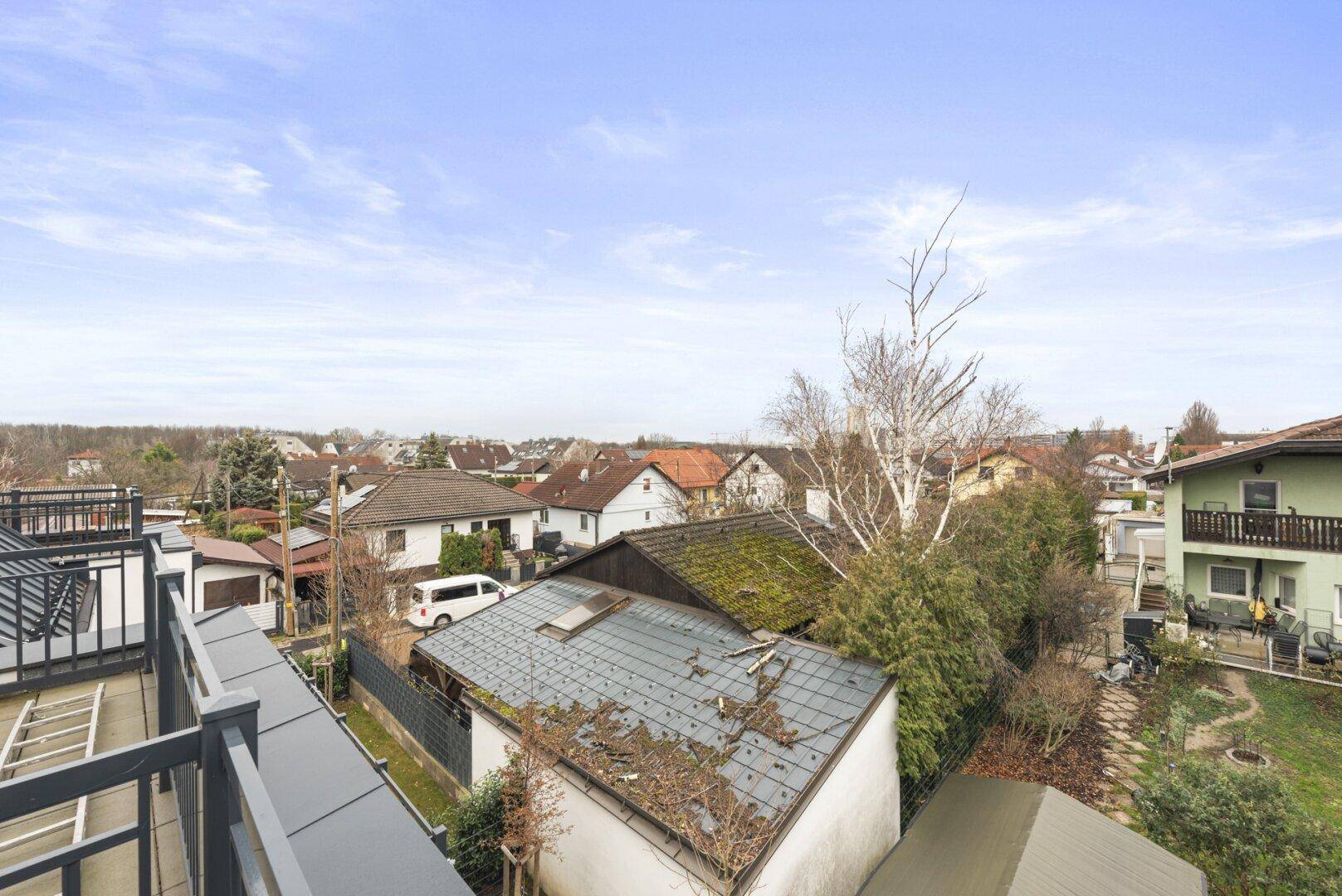 Panoramablick von der Dachterrasse über die Dächer der umliegenden Häuser.