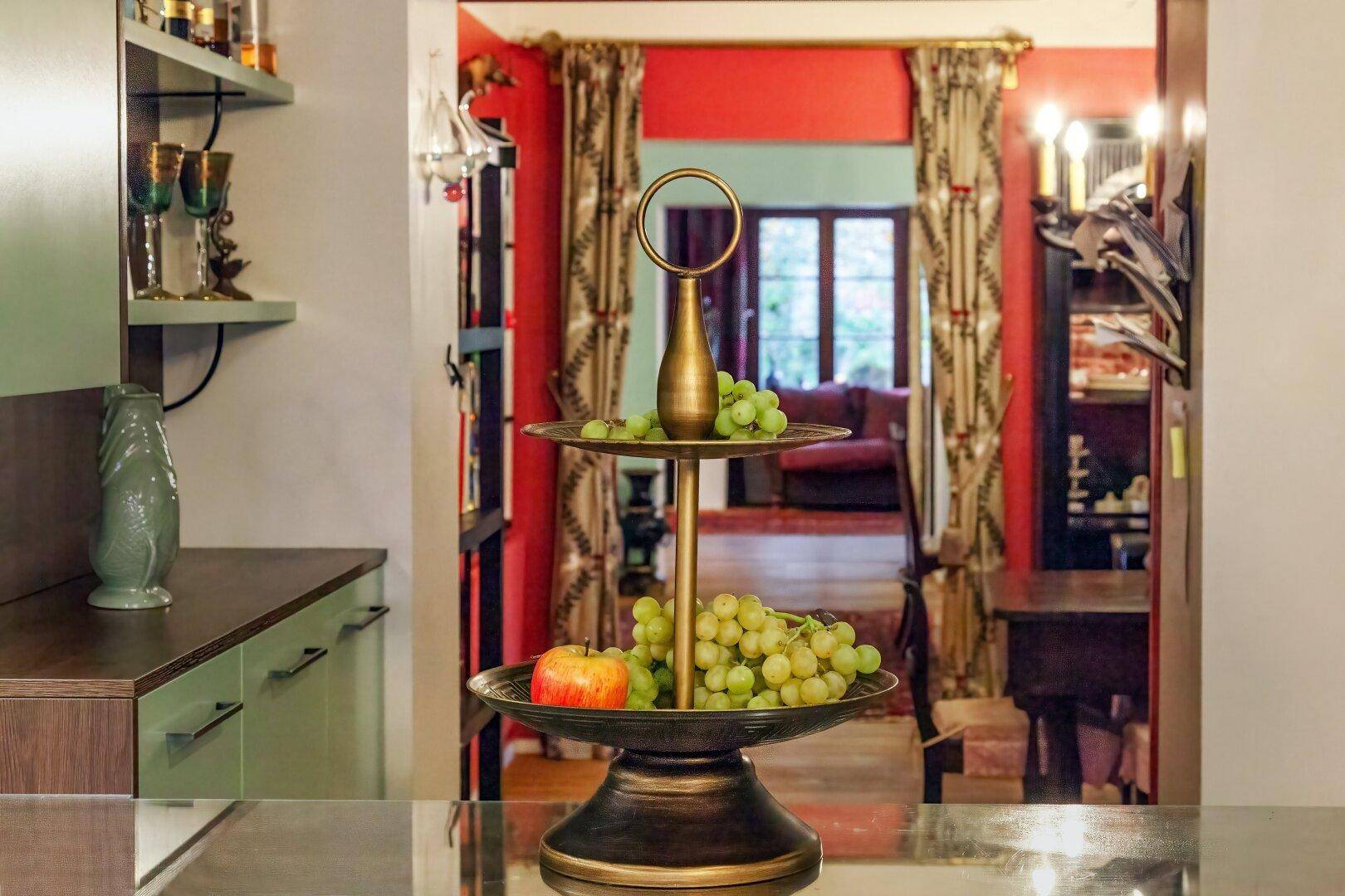 Detailansicht einer modernen Küche mit frischem Obst auf einer Etagere.