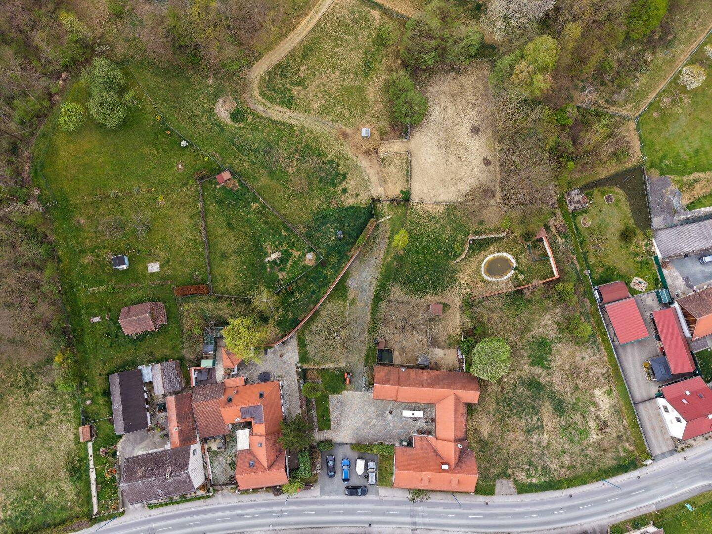 Weitläufige Luftaufnahme des Anwesens mit Feldern, Wäldern und ländlicher Umgebung.