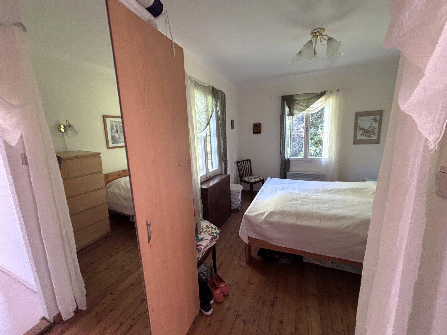 Gemütliches Schlafzimmer mit Holzboden und einfacher Einrichtung, ideal zum Entspannen.