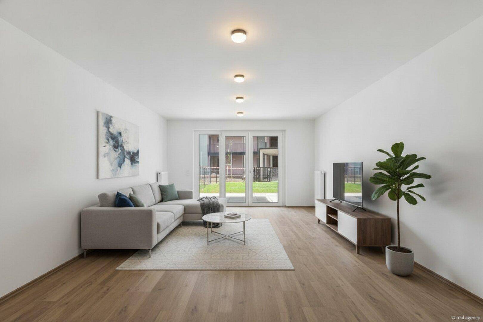 Gemütliches Wohnzimmer mit modernem Sofa, Holzboden und großen Fenstertüren zum Garten.