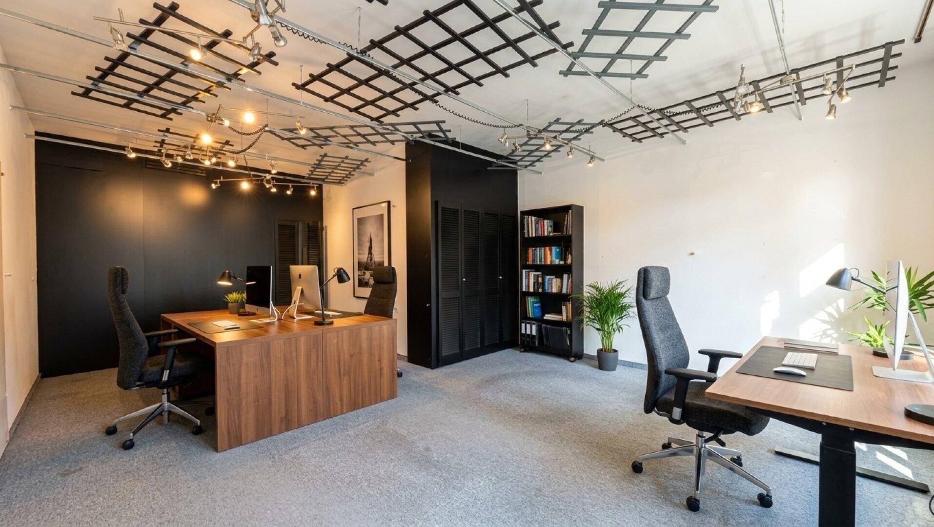 Gut ausgestattetes Büro mit Holzschreibtischen, schwarzen Schränken und Pflanzen, ideal für konzentriertes Arbeiten.