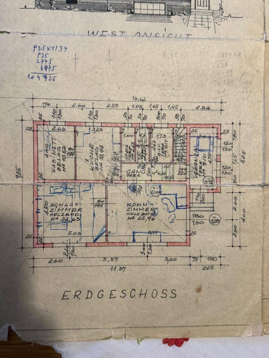 Historischer Grundriss des Erdgeschosses mit Raumaufteilung und Maßen.