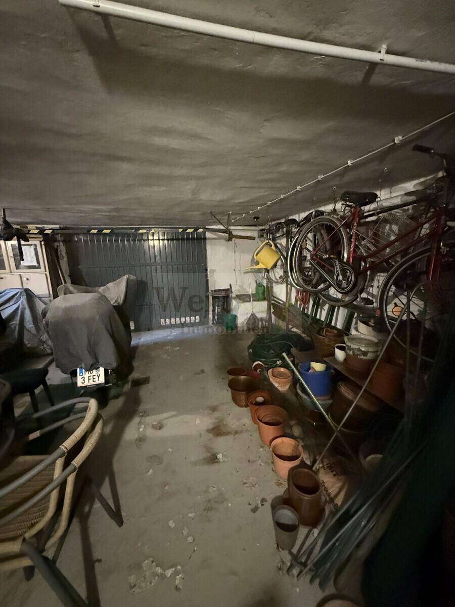 Kellergarage mit Fahrrädern, Gartengeräten und weiteren gelagerten Gegenständen.