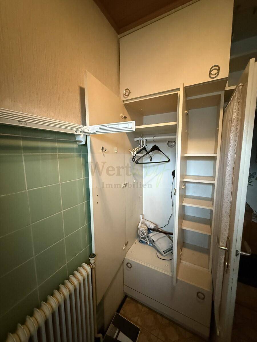 Kleiner Abstellraum mit Regalen und Stauraum, angrenzend an das Badezimmer.