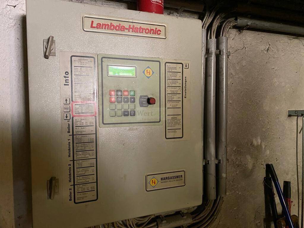 Steuerungspanel für die Heizungsanlage mit Display und Bedienelementen.
