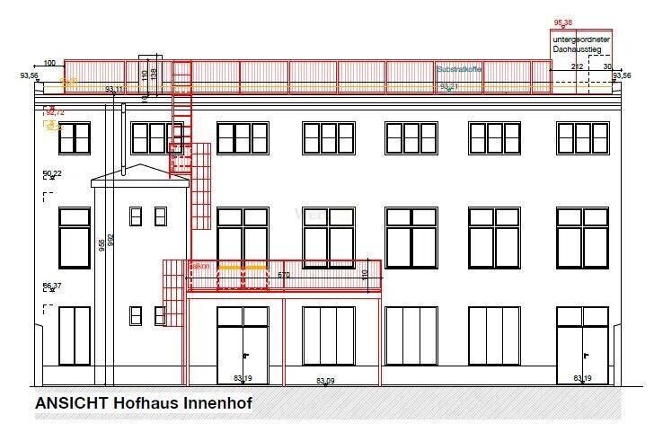 Ansicht des Hofhauses mit Fenstern, Balkonen und einer geplanten Dachterrasse, die den Außenbereich erweitert.