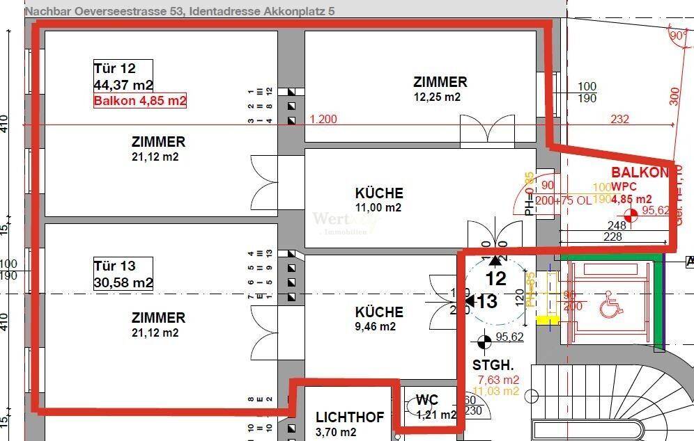Grundriss einer Wohnung mit mehreren Zimmern, Küche, WC und Balkon.