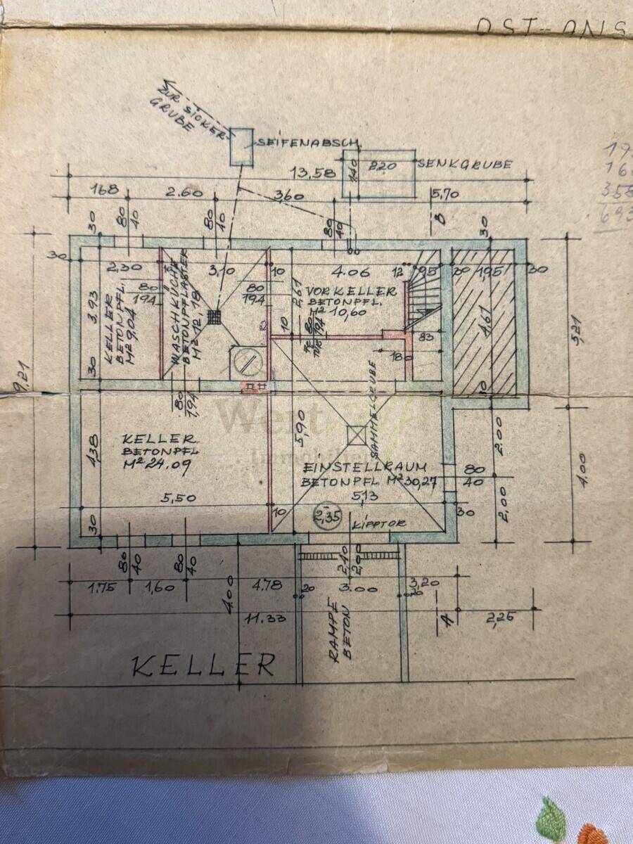 Historischer Grundriss des Kellers mit Raumaufteilung und technischen Details.