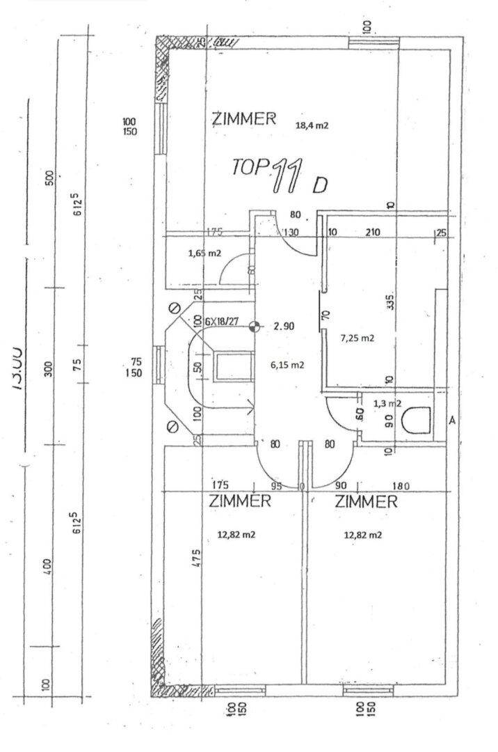 Grundriss des Obergeschosses mit drei Zimmern und zwei Badezimmern.
