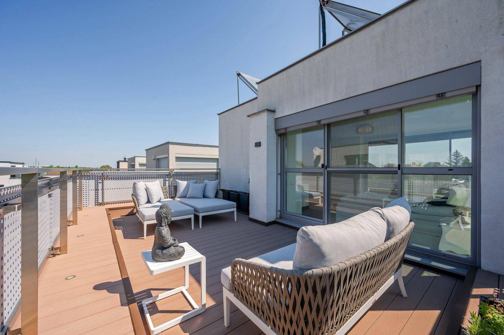 Großer Balkon mit bequemen Lounge-Möbeln und weitem Blick über die Umgebung.