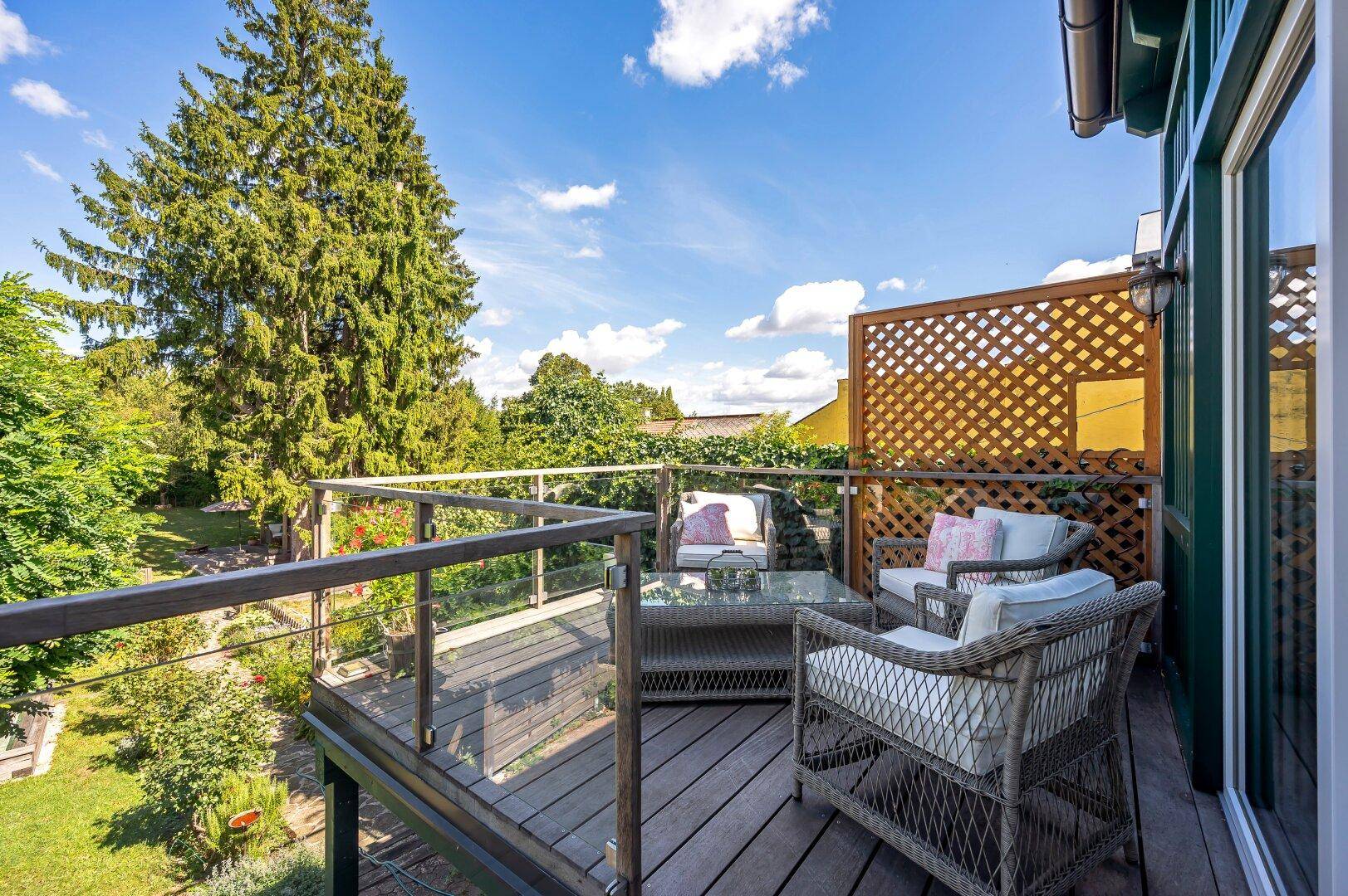Schöne Terrasse auf Wohnebene