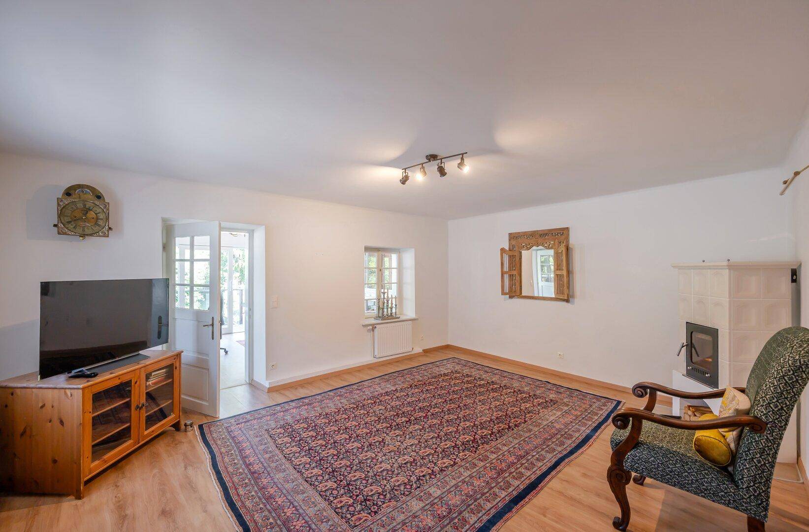 Wohnzimmer mit Ausgang zum Wintergarten und Terrasse