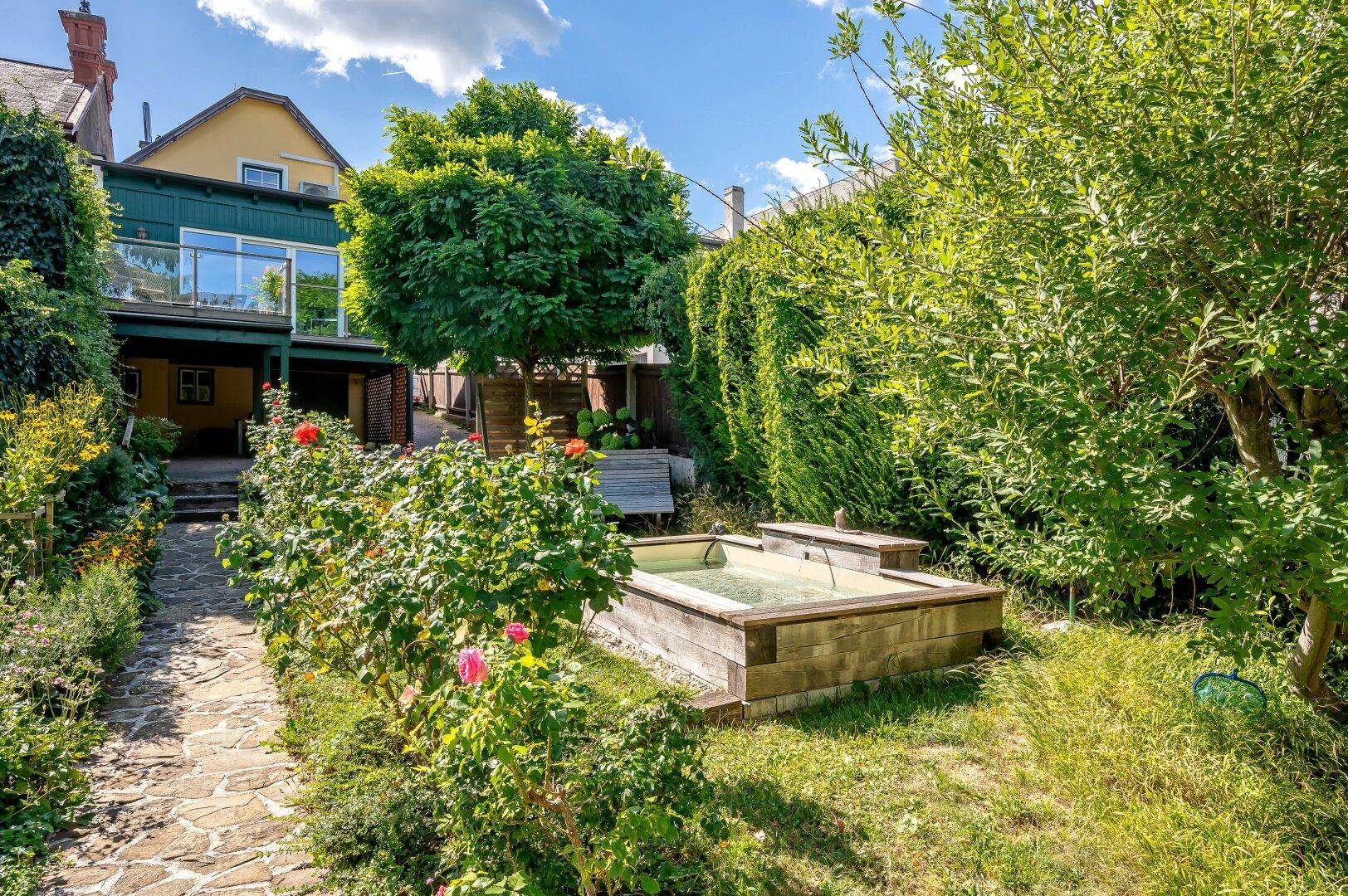 Zierbecken im Garten