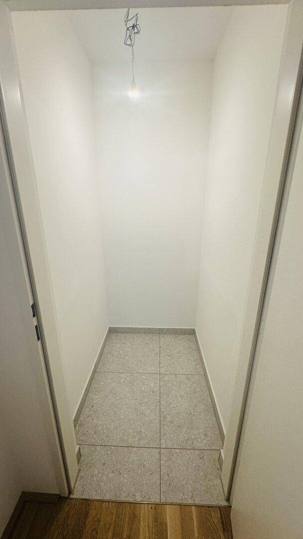 Praktischer Abstellraum mit Fliesenboden, ideal für zusätzlichen Stauraum.