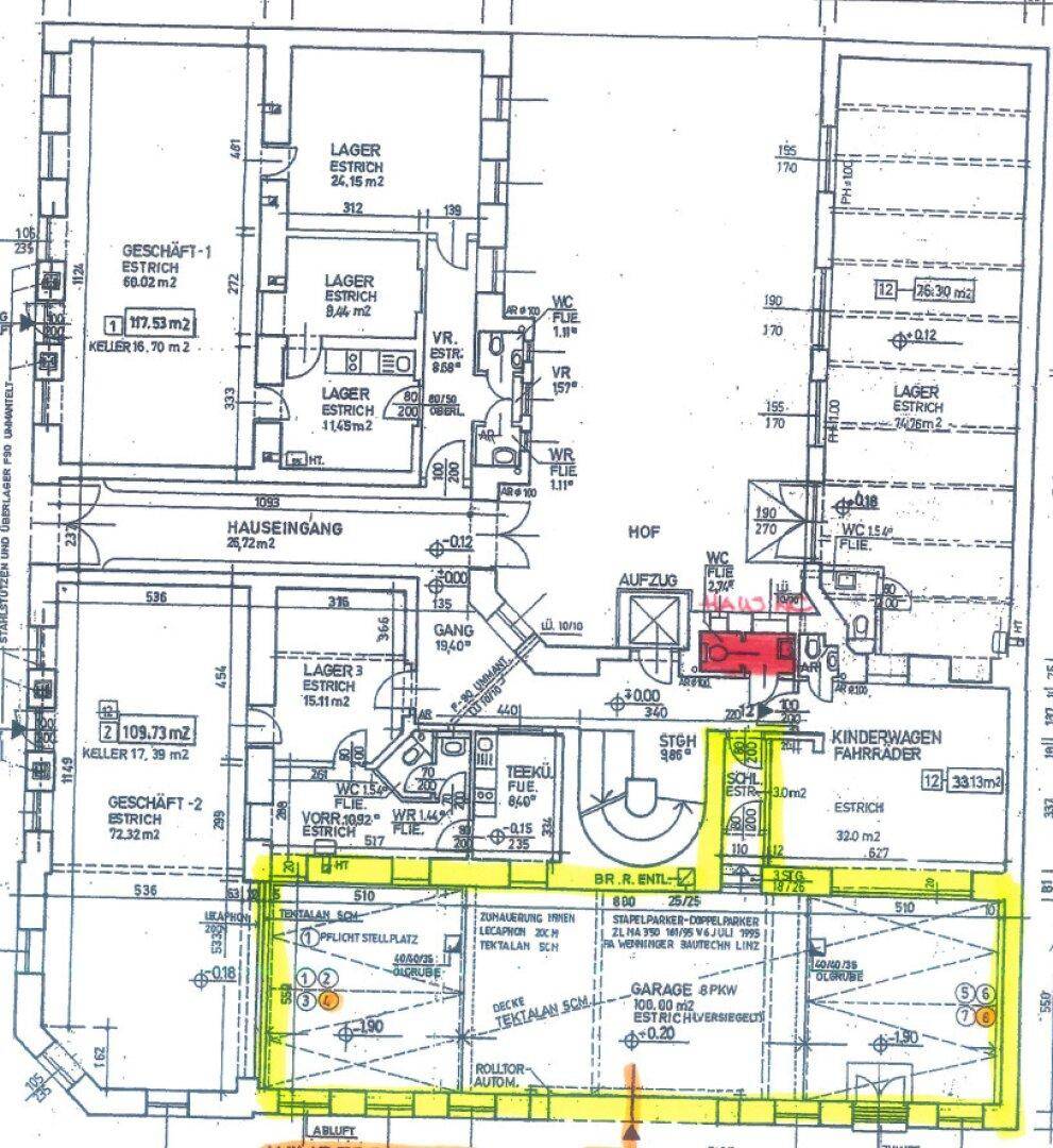 Detaillierter Grundriss des Erdgeschosses mit Geschäftsflächen, Lagerräumen und einer Tiefgarage.
