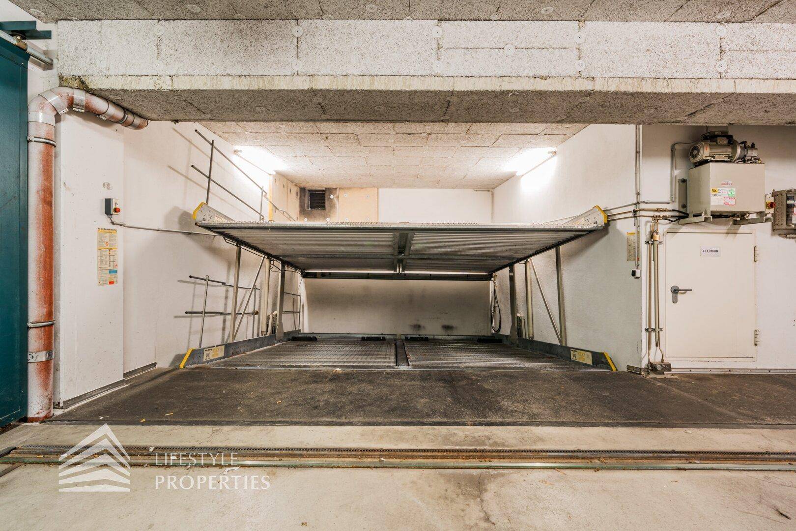 Detailansicht eines mechanischen Parksystems in der Tiefgarage zur optimalen Raumnutzung.