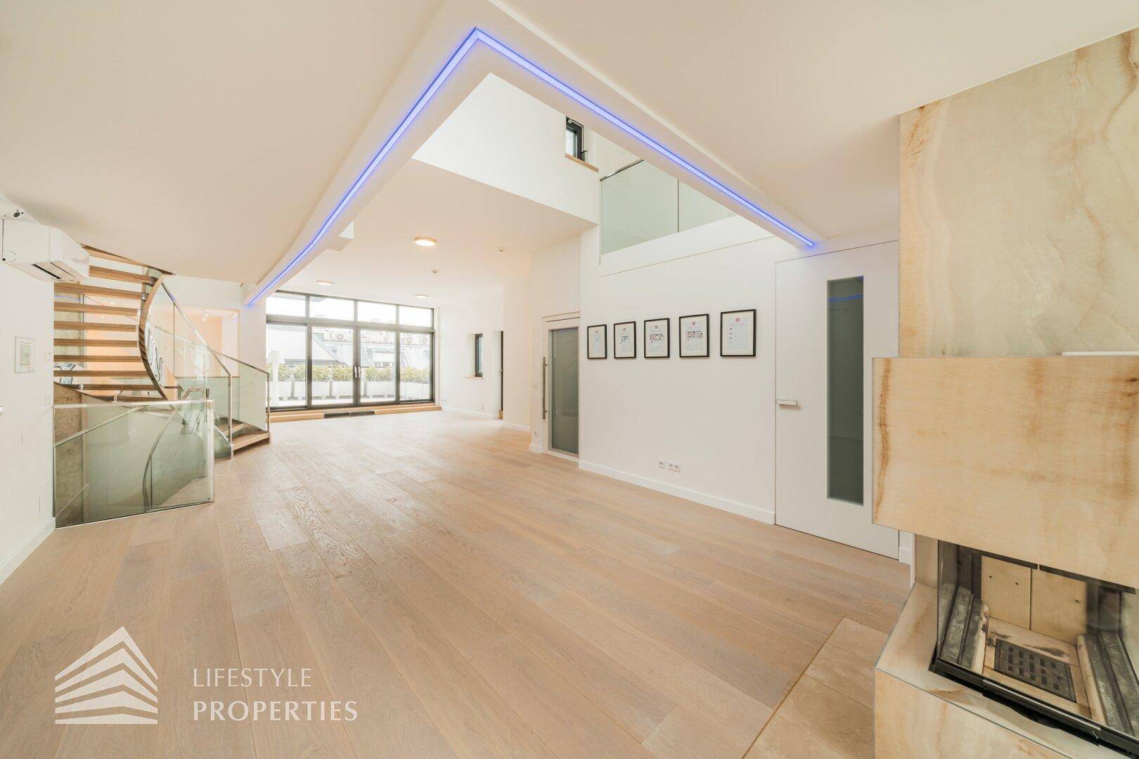 Lichtdurchfluteter Wohnbereich mit modernem Kamin, Wendeltreppe und offener Galerie in einem Penthouse.