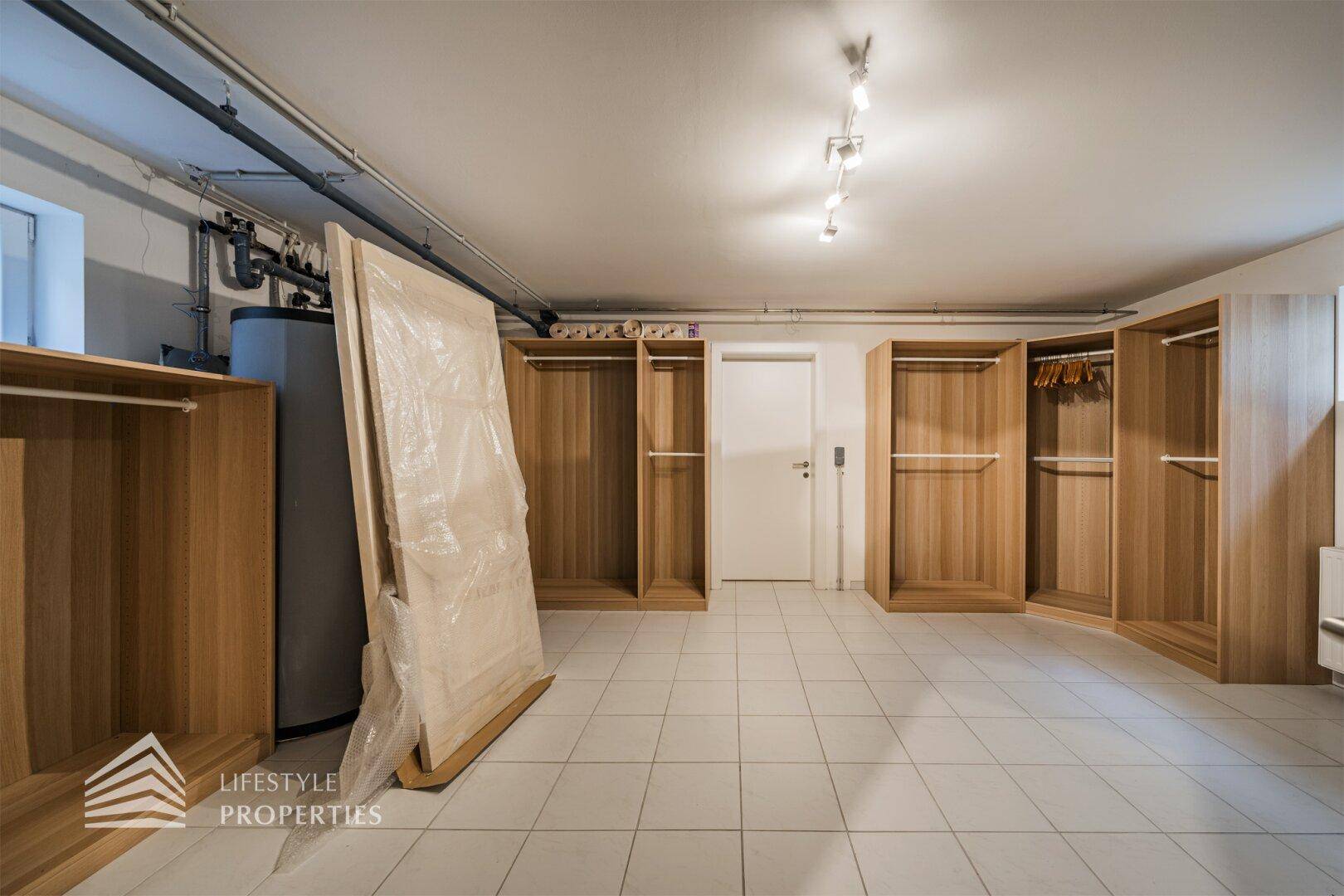 Geräumiger Kellerraum mit Fliesenboden und offenen Holzregalen für zusätzlichen Stauraum.