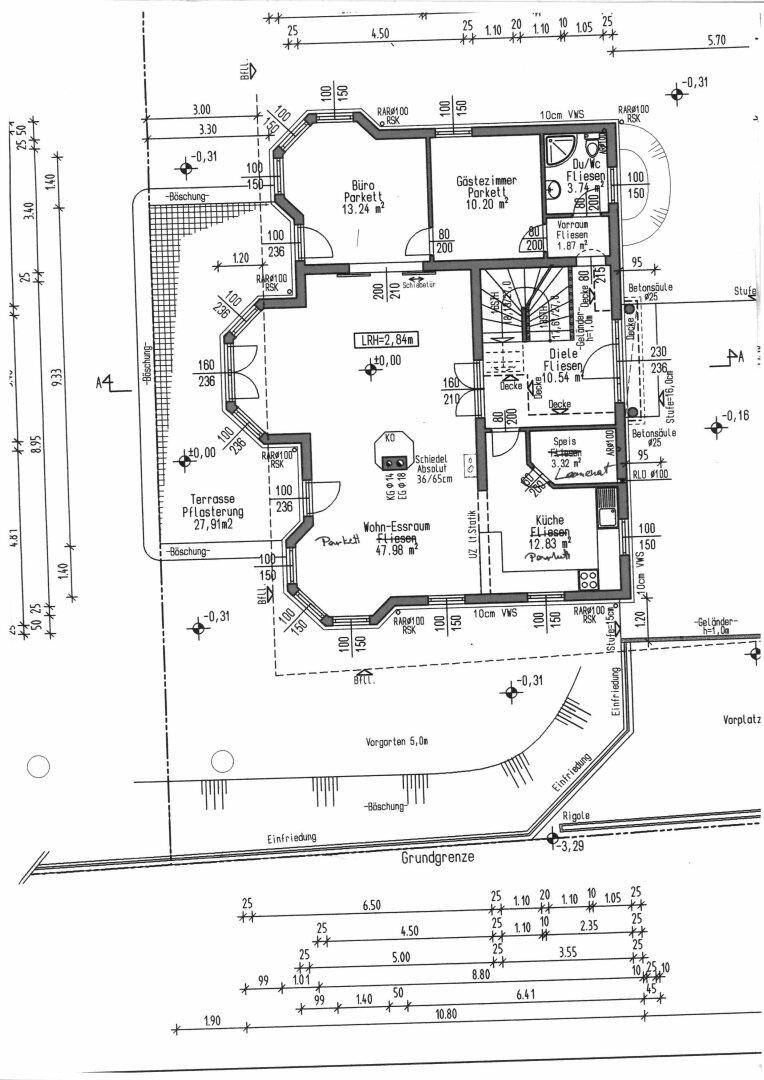 Grundriss des Erdgeschosses mit Wohn-Esszimmer, Küche, Büro und Terrasse.