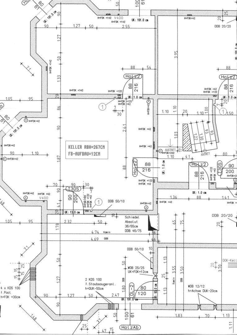 Detaillierter Grundriss des Kellergeschosses mit verschiedenen Räumen und Abmessungen.