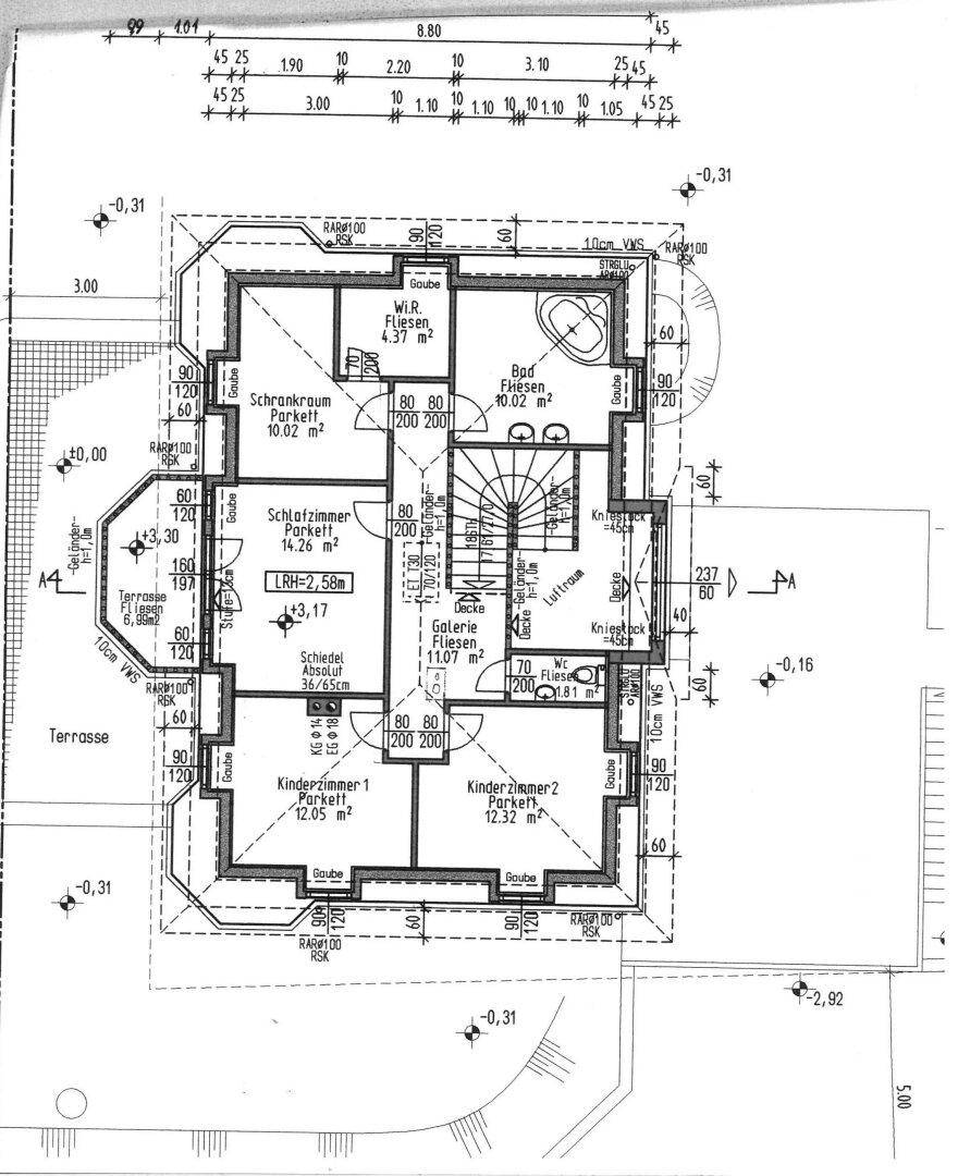 Grundriss des Obergeschosses mit Schlafzimmern, Bädern und Galeriebereich.