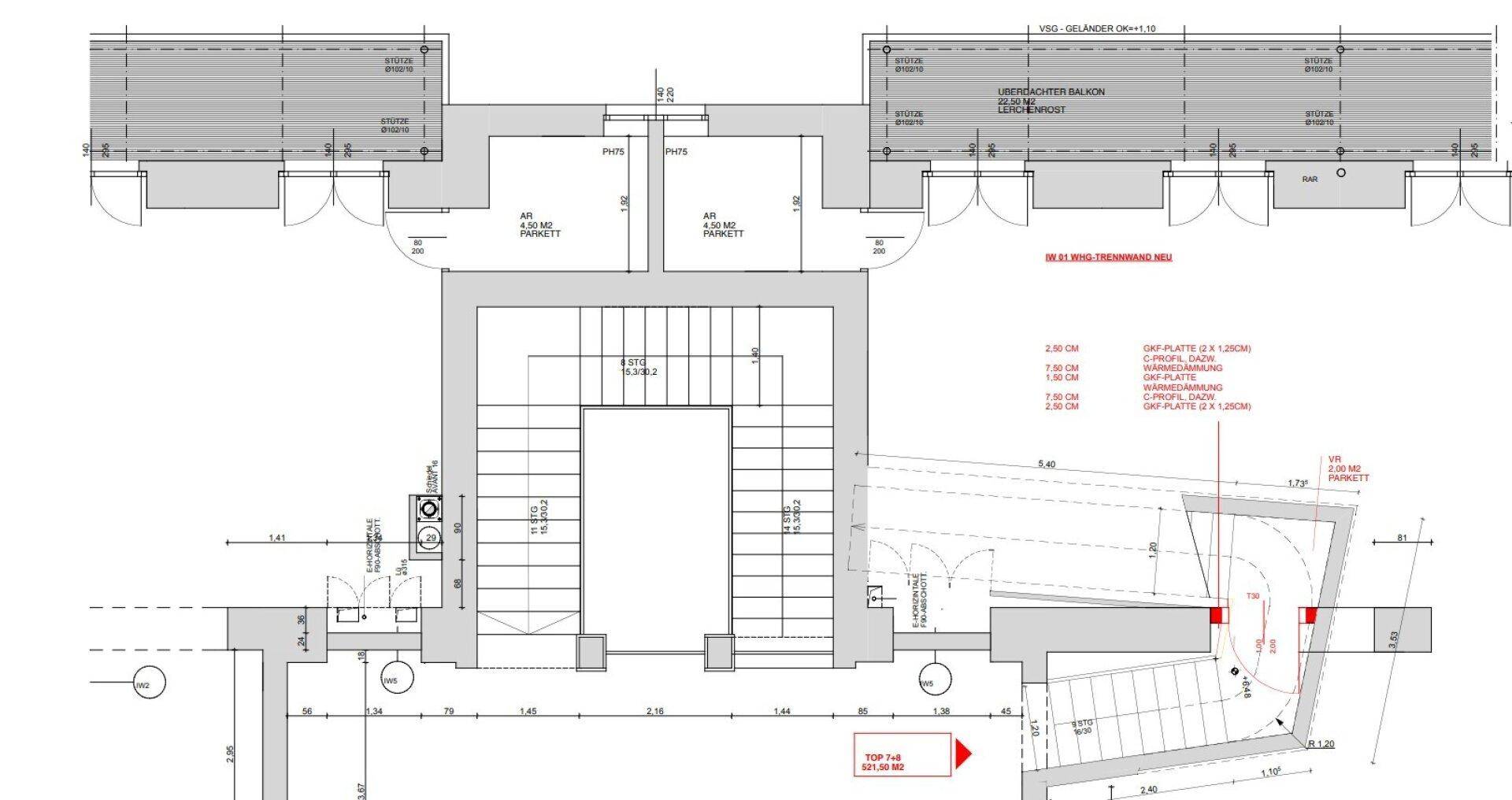 Grundrissplan zeigt den Eingangsbereich mit Treppenhaus und überdachten Balkonen auf der oberen Ebene.