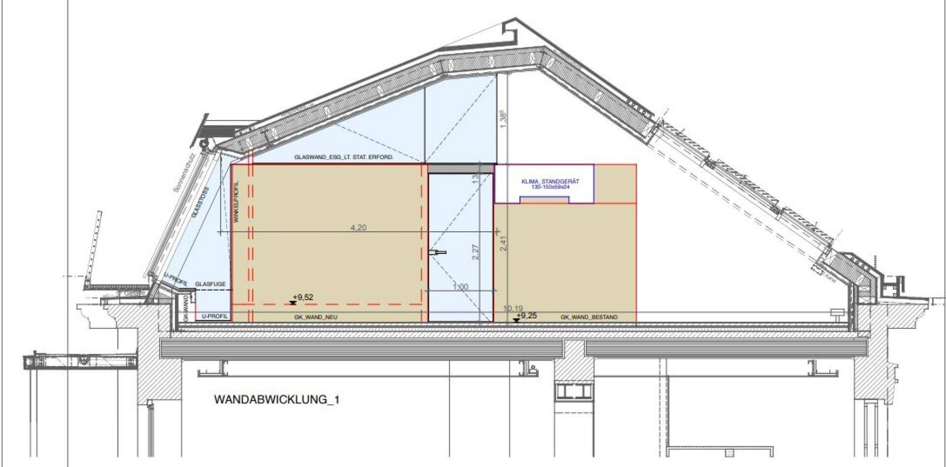 Architektonischer Schnittplan eines Gebäudes mit schrägem Dach, hohen Decken und großen Fensterflächen.