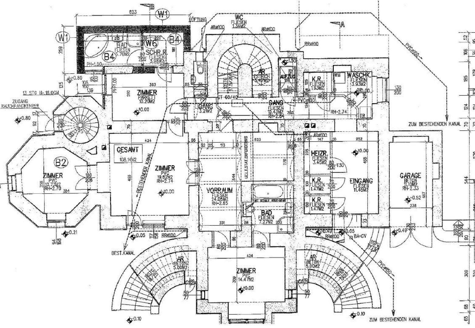 Grundriss des Erdgeschosses mit Zimmern, Treppen und detaillierten Maßangaben.