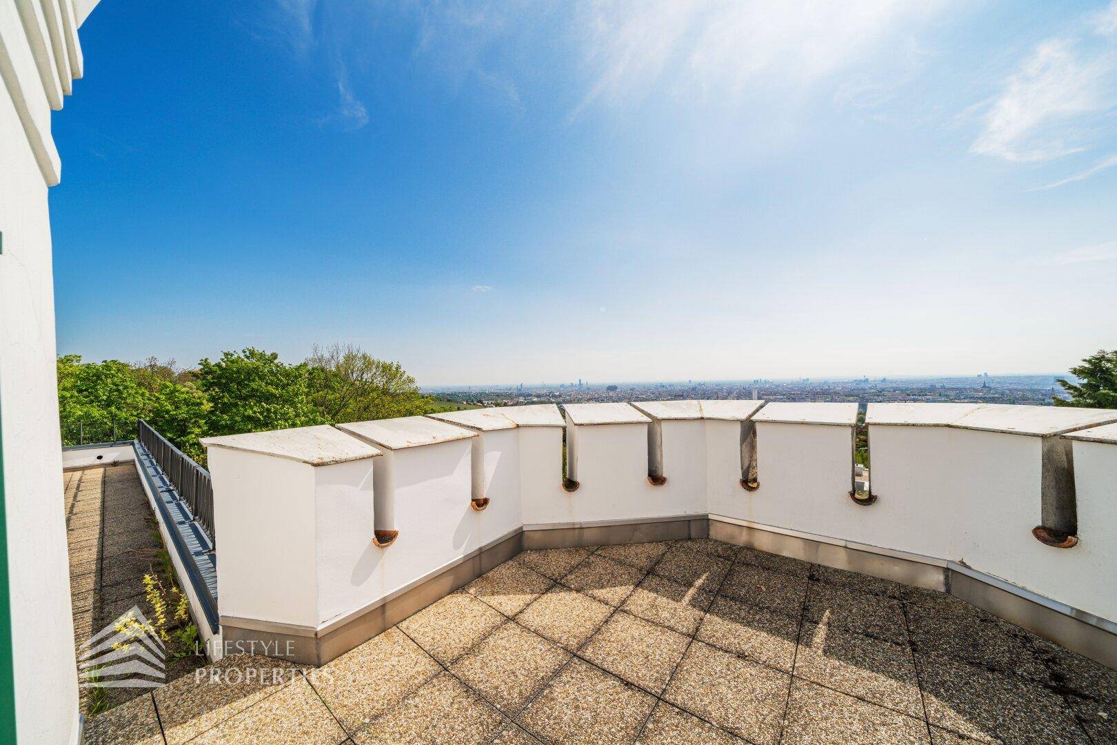 Große Dachterrasse mit weitem Blick über die Stadt und viel Sonne.