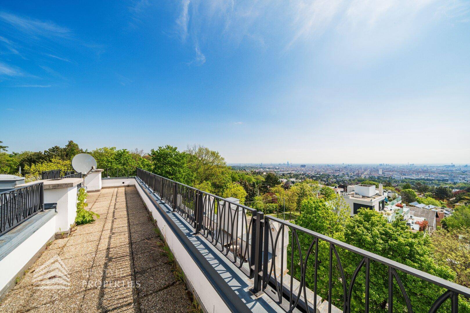 Weitläufige Dachterrasse mit Panoramablick über die Stadt und die grüne Umgebung.