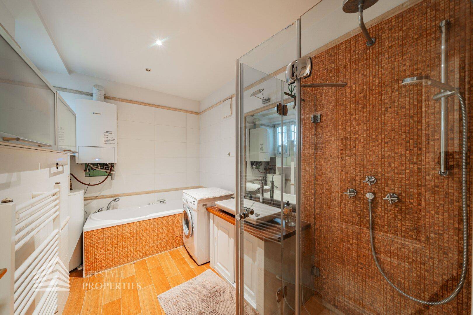 Modernes Badezimmer mit Dusche, Badewanne und Waschmaschine.