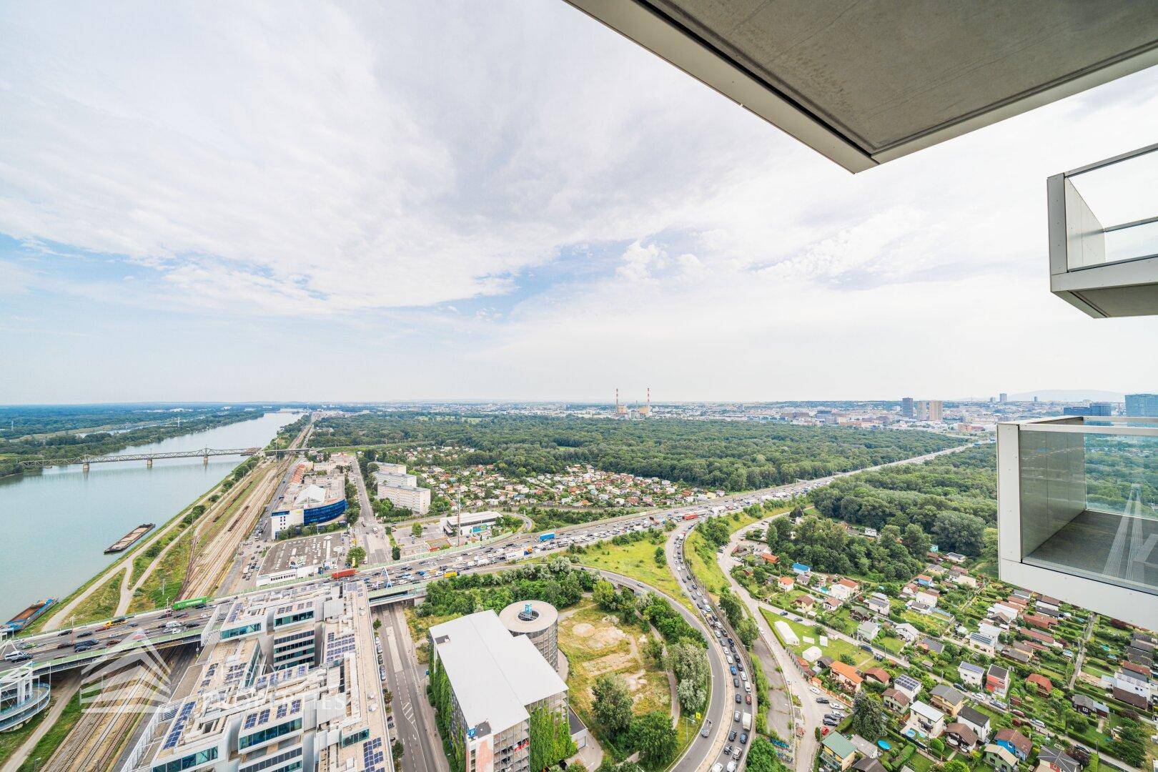 Panoramablick über die Stadt, den Fluss und die umliegende grüne Landschaft von oben.