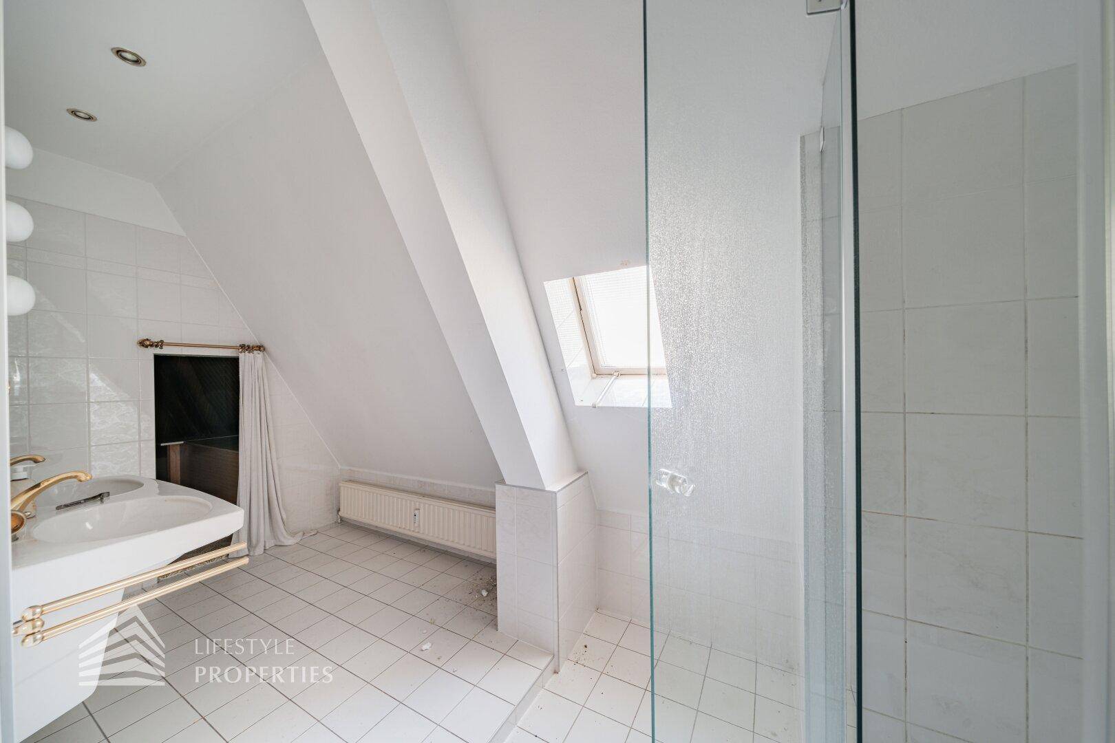 Modernes Dachbad mit Duschkabine, Einzelwaschbecken und Dachfenster.