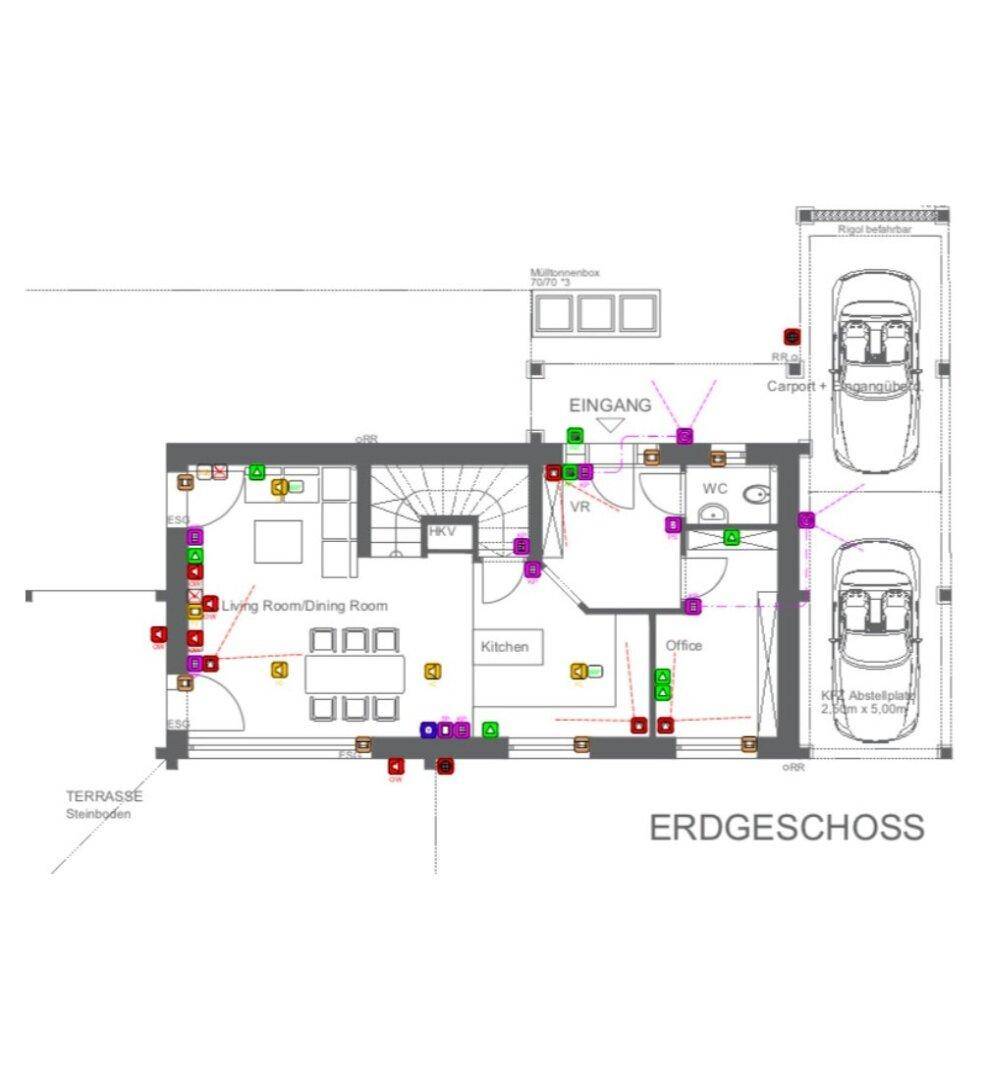 Grundriss des Erdgeschosses mit Wohn-/Essbereich, Küche, Büro und Parkplätzen.