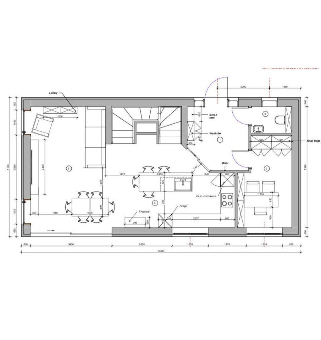 Grundriss des Erdgeschosses mit offenem Wohnbereich, Küche und Kamin.