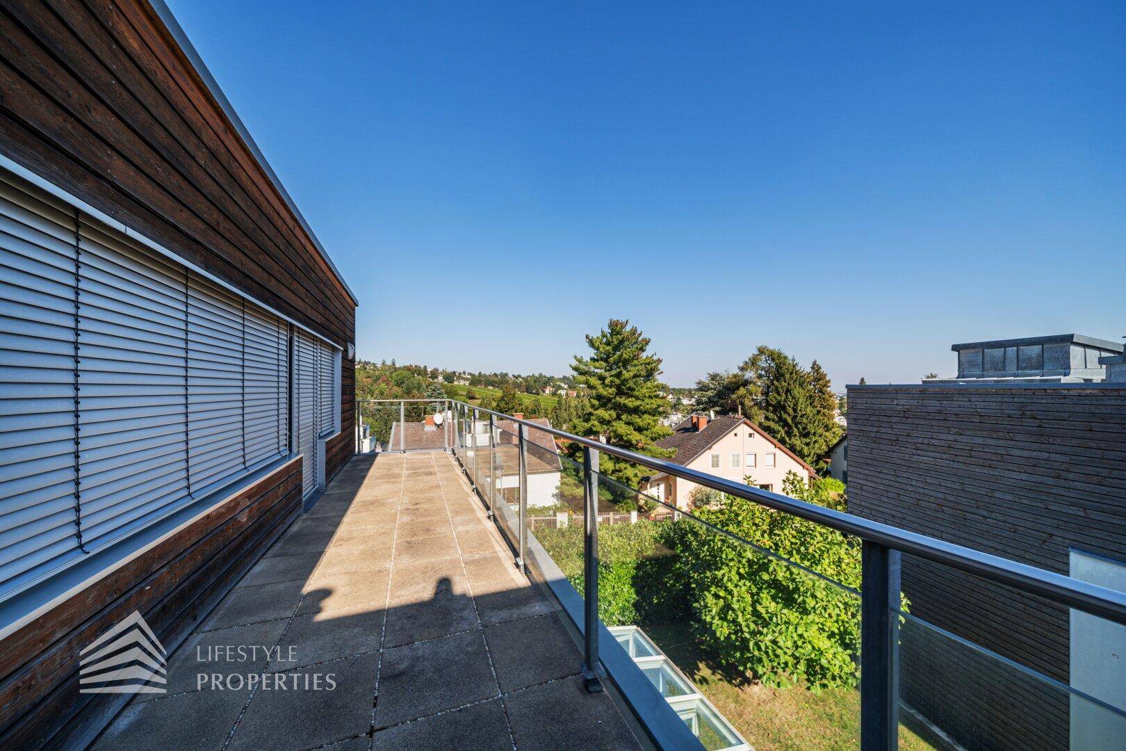 Geräumige Dachterrasse mit weitem Blick über die Umgebung.