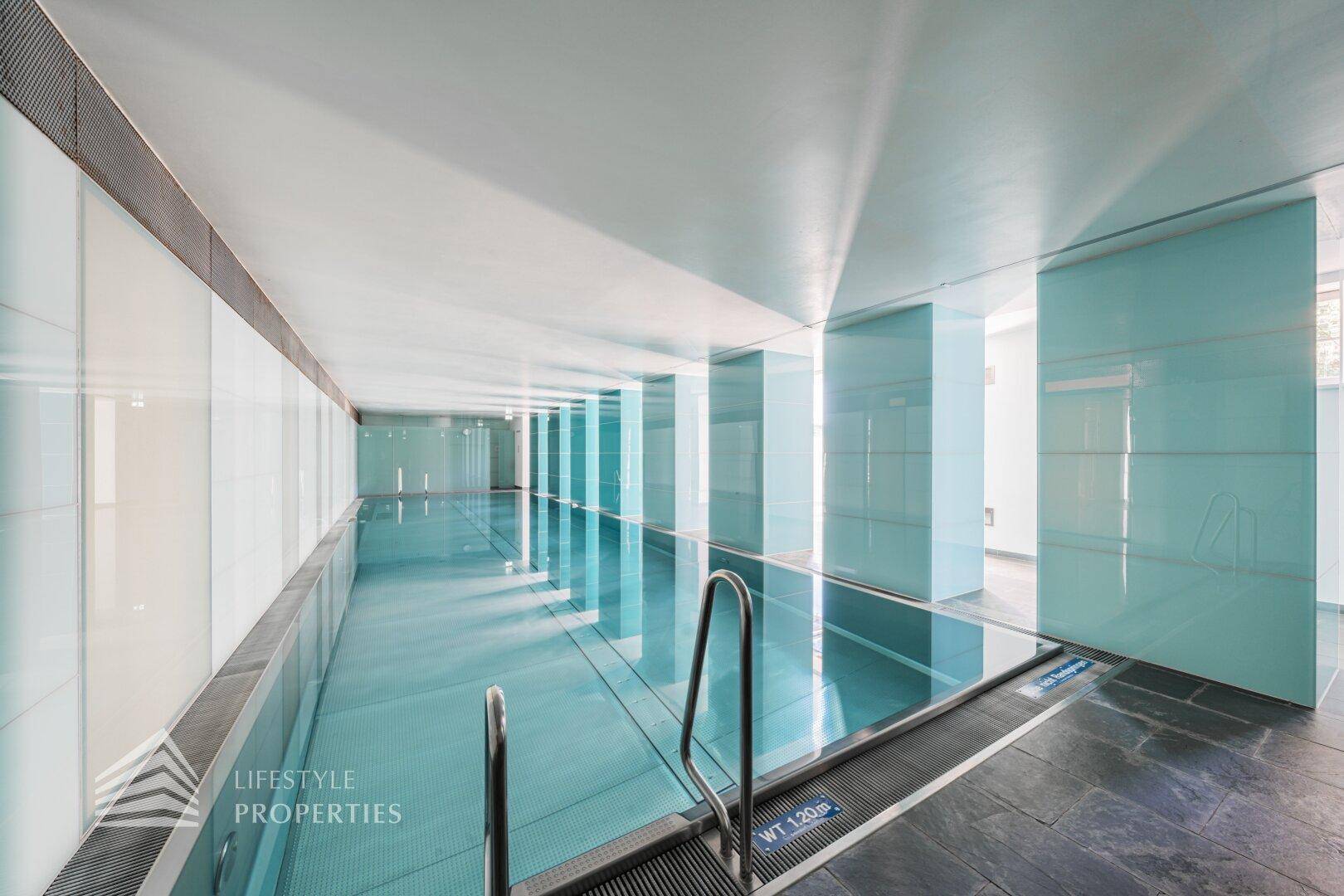 Modernes Hallenbad mit klarem Wasser und minimalistischem Design für Entspannung und Sport.